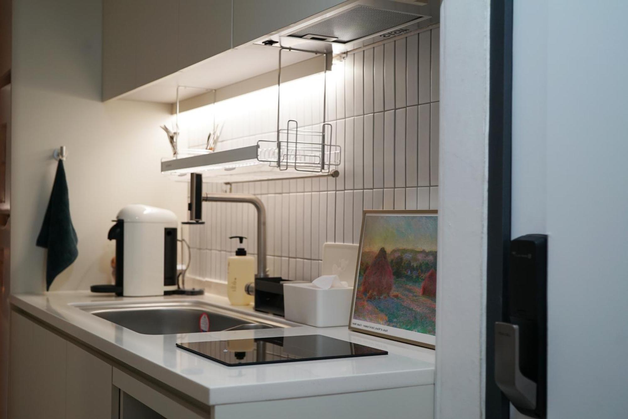 Sound Stay, 1 Minute Walk From Sillim Station, Netflix, 2 Queen-sized Beds, Hongdae 20 Minutes, Remodeling Villa Seoul