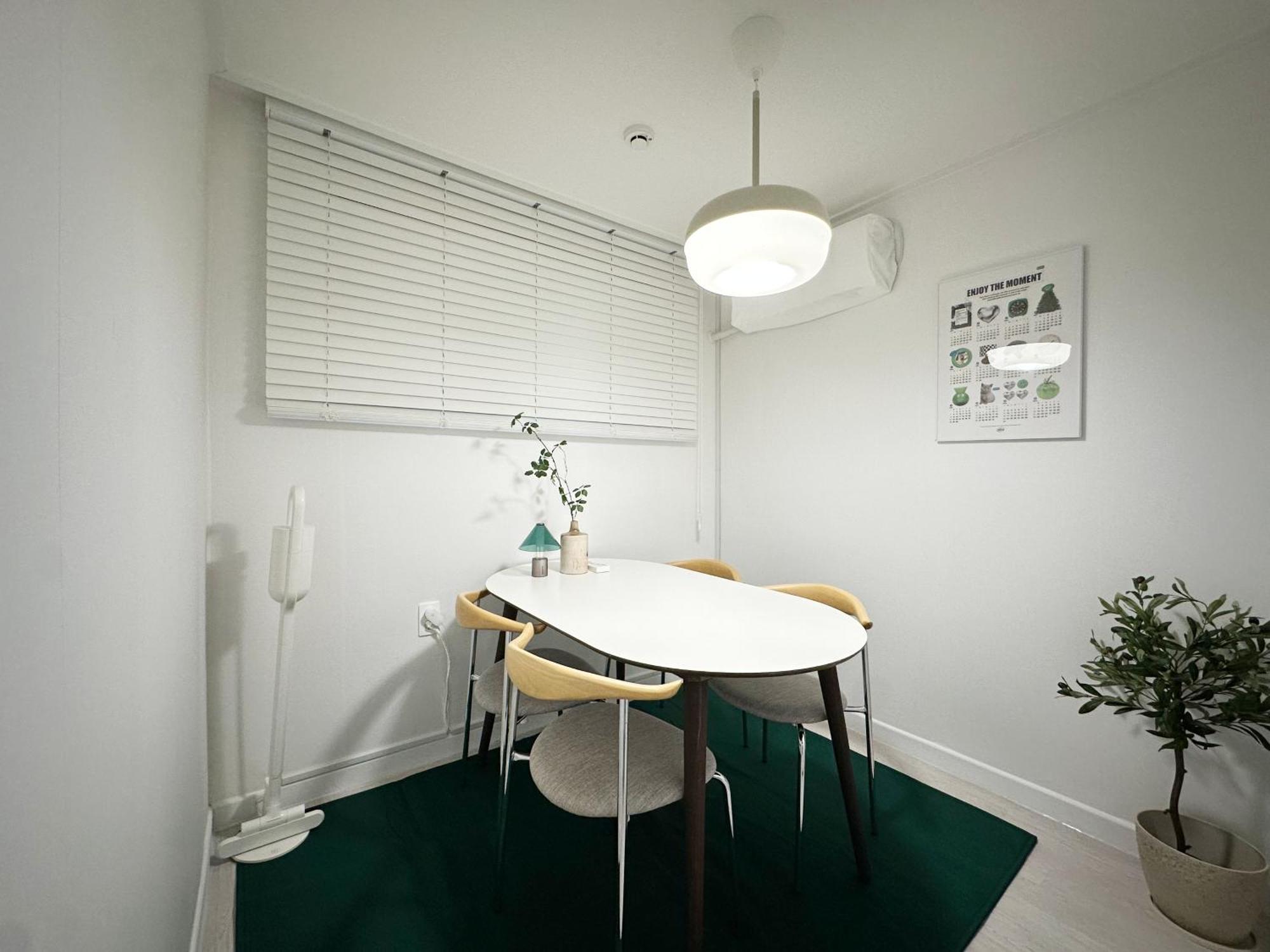 Villa Sound Stay, 1 Minute Walk From Sillim Station, Netflix, 2 Queen-sized Beds, Hongdae 20 Minutes, Remodeling Seoul