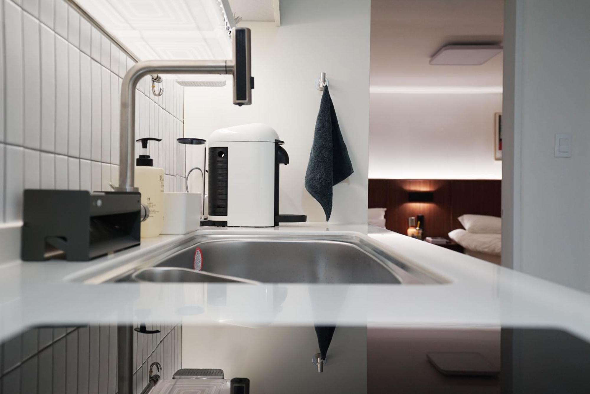 Villa Sound Stay, 1 Minute Walk From Sillim Station, Netflix, 2 Queen-sized Beds, Hongdae 20 Minutes, Remodeling *
