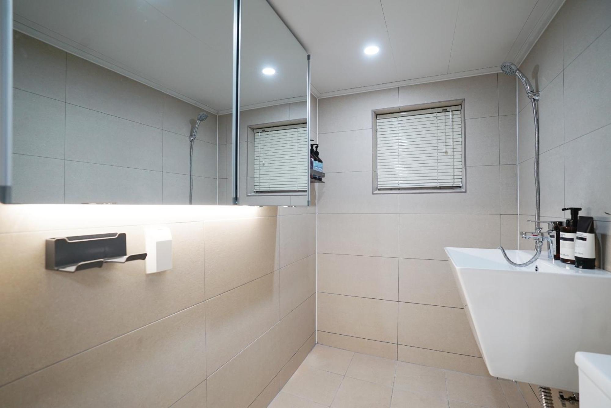 Sound Stay, 1 Minute Walk From Sillim Station, Netflix, 2 Queen-sized Beds, Hongdae 20 Minutes, Remodeling Seoul