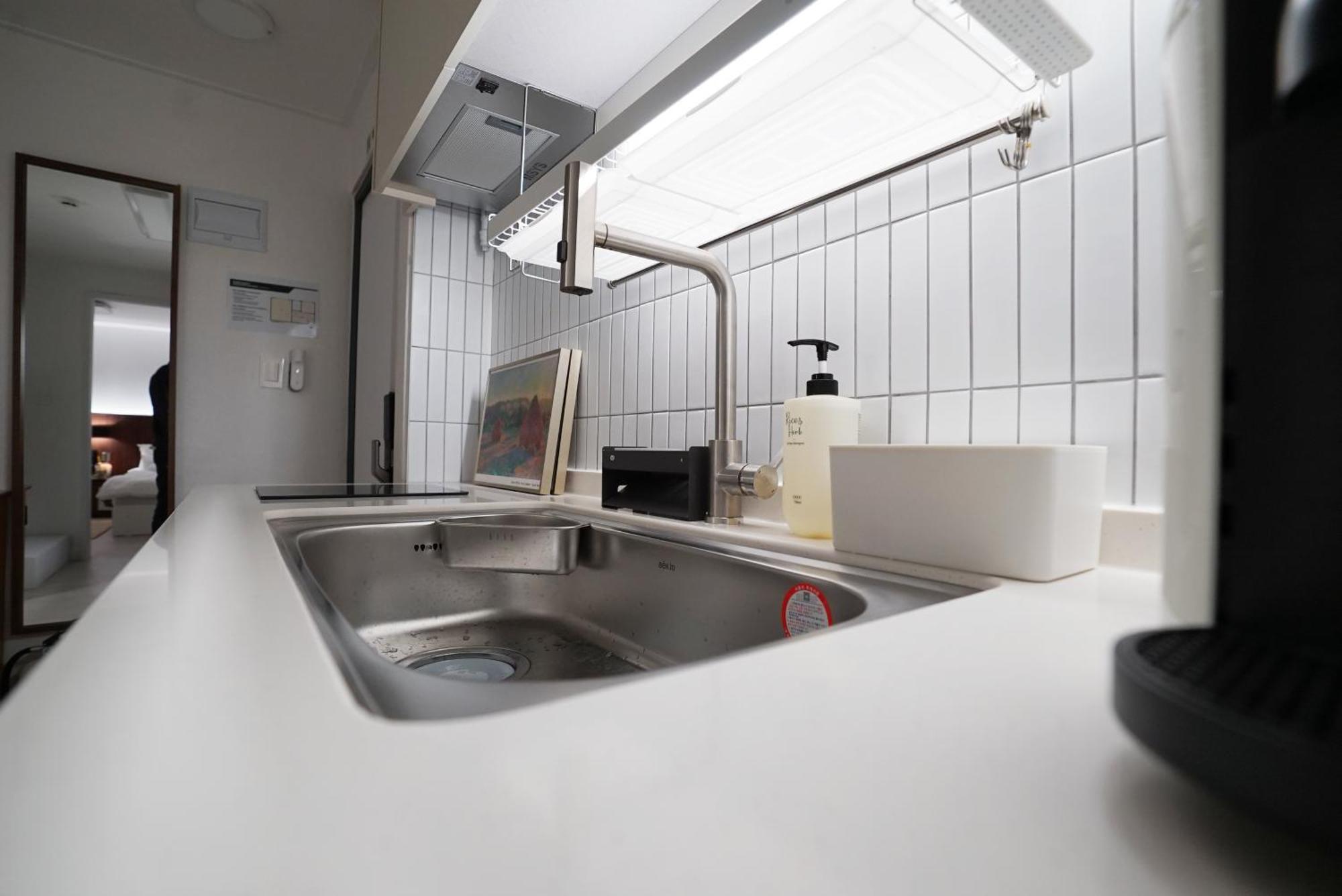 Villa Sound Stay, 1 Minute Walk From Sillim Station, Netflix, 2 Queen-sized Beds, Hongdae 20 Minutes, Remodeling