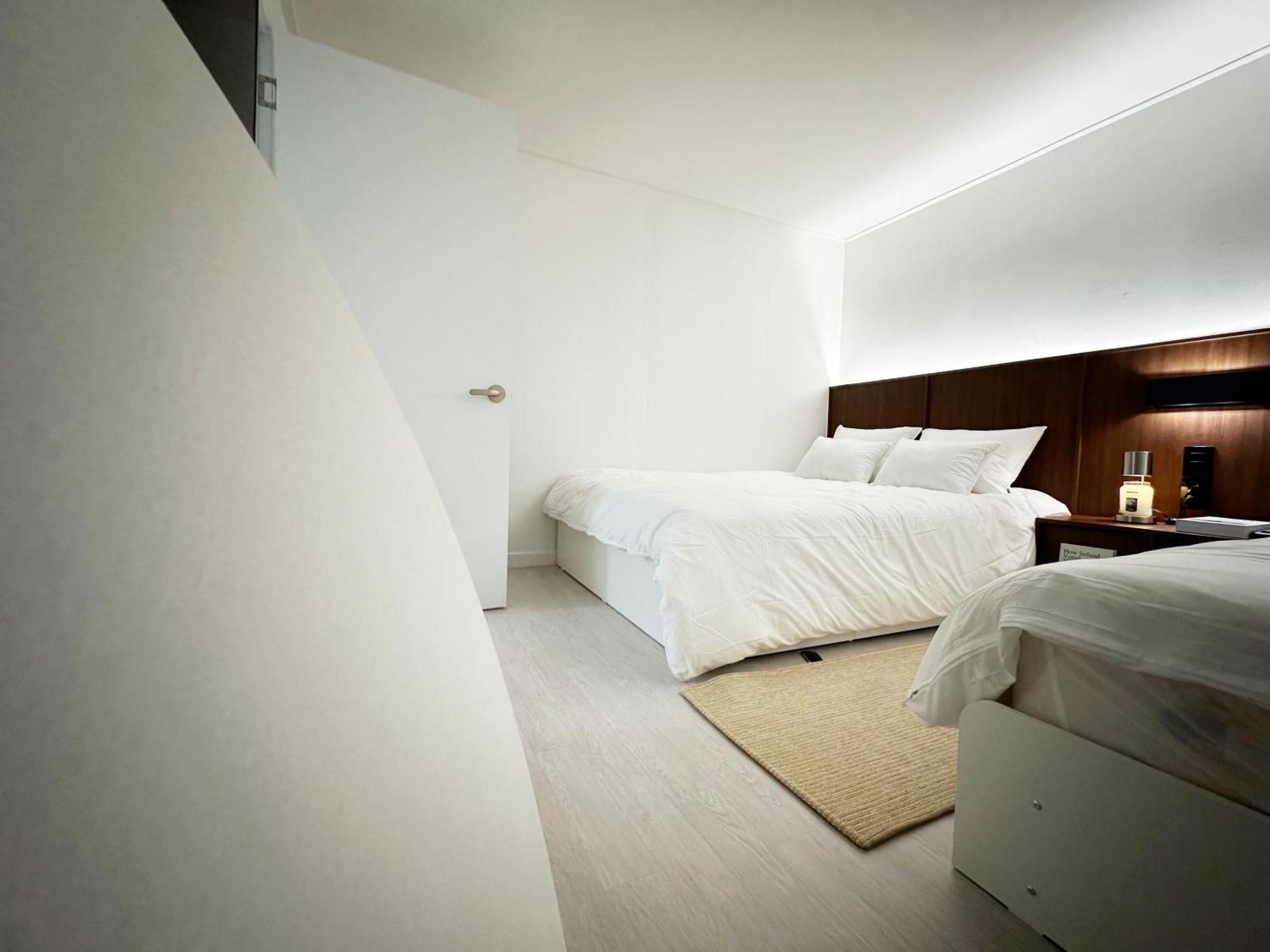 Sound Stay, 1 Minute Walk From Sillim Station, Netflix, 2 Queen-sized Beds, Hongdae 20 Minutes, Remodeling * Seoul