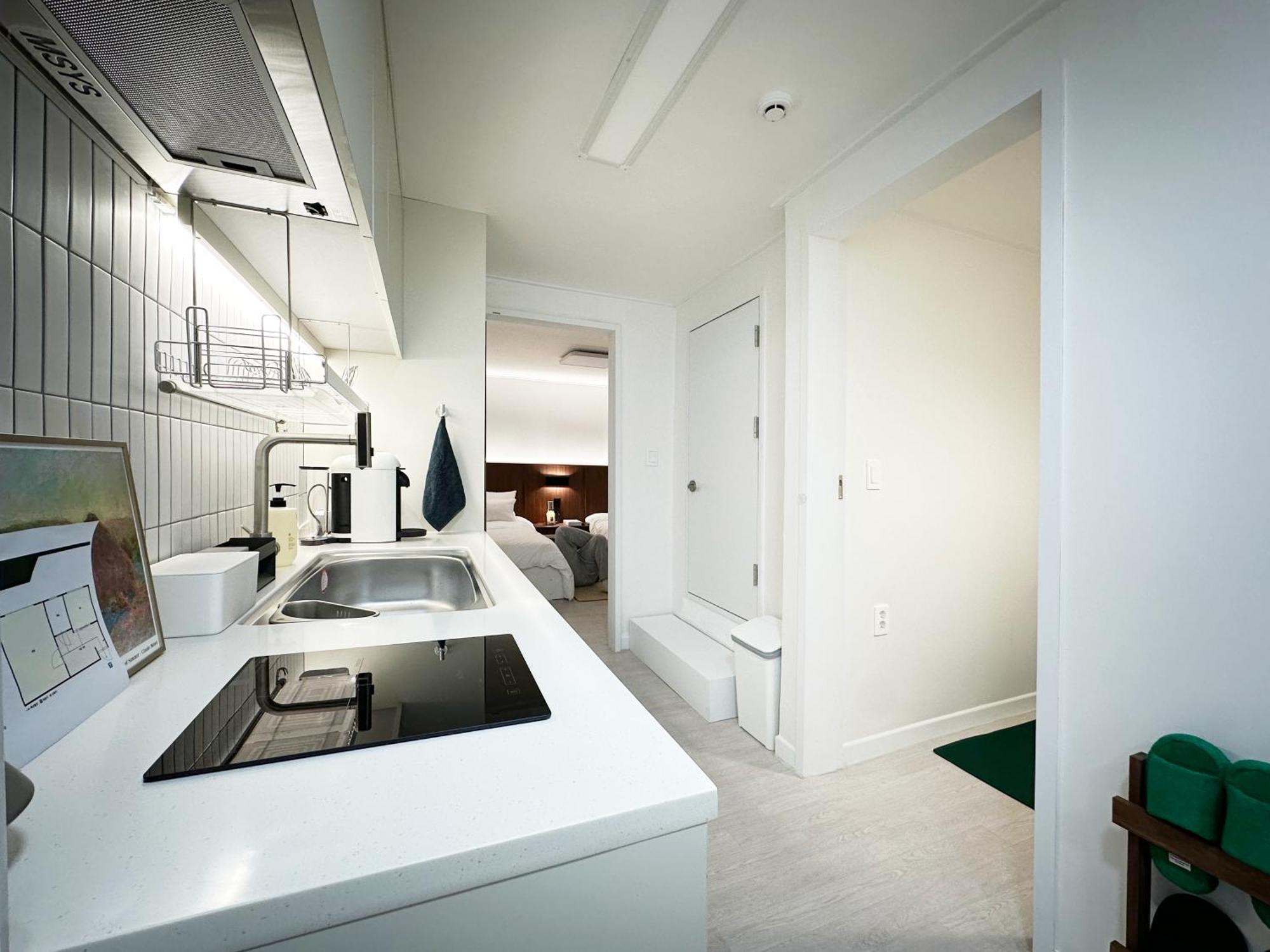 Sound Stay, 1 Minute Walk From Sillim Station, Netflix, 2 Queen-sized Beds, Hongdae 20 Minutes, Remodeling Seoul